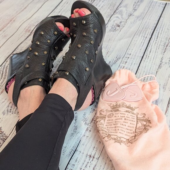 Juicy Couture NWOB 7M Wheeler Open Toe Wedge Heel Sandals Black Soft Leather - Picture 2 of 12
